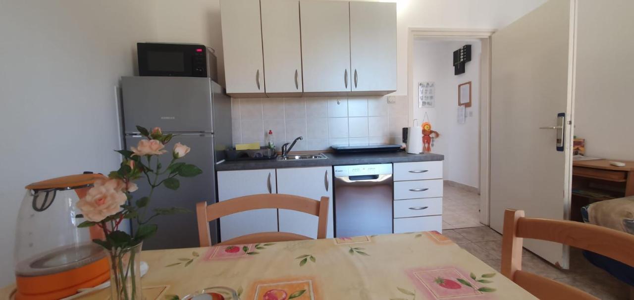 Apartmani Sonia Njivice Eksteriør bilde