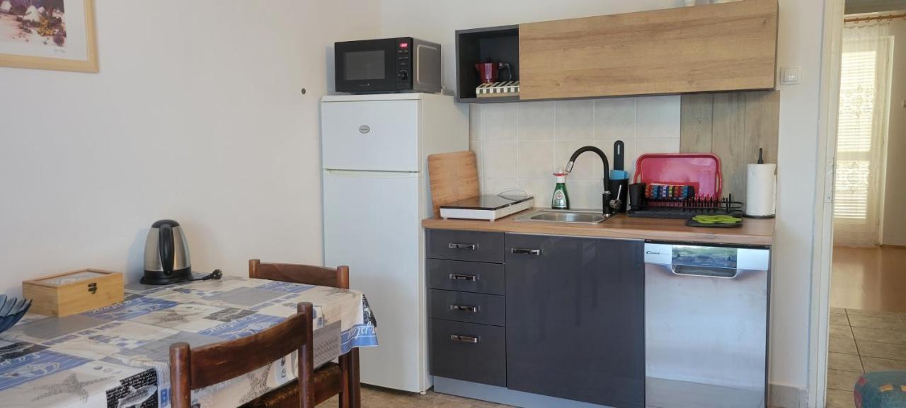 Apartmani Sonia Njivice Eksteriør bilde